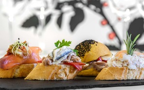 2 tapas y 1 vino en nuestro Bar