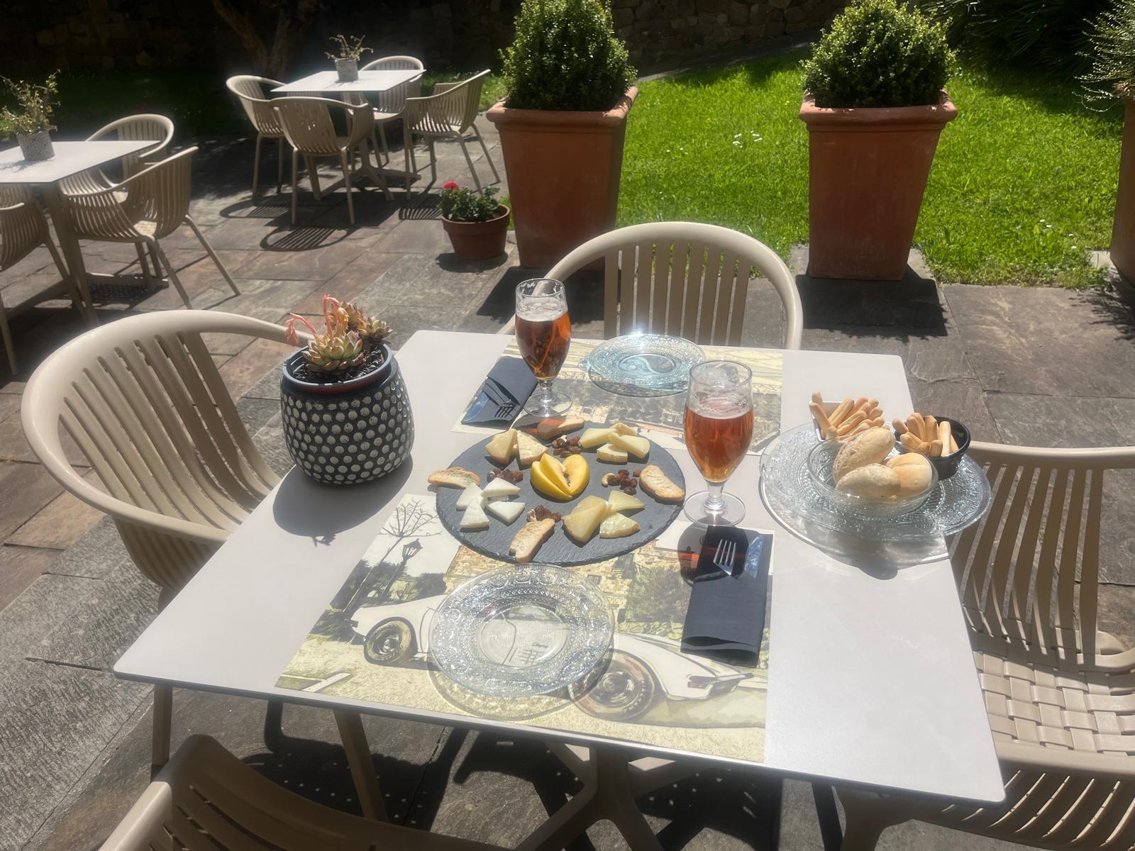 Tabla de Quesucos y vino de la Tierruca