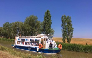 Paseo en barco por el Canal de Castilla
